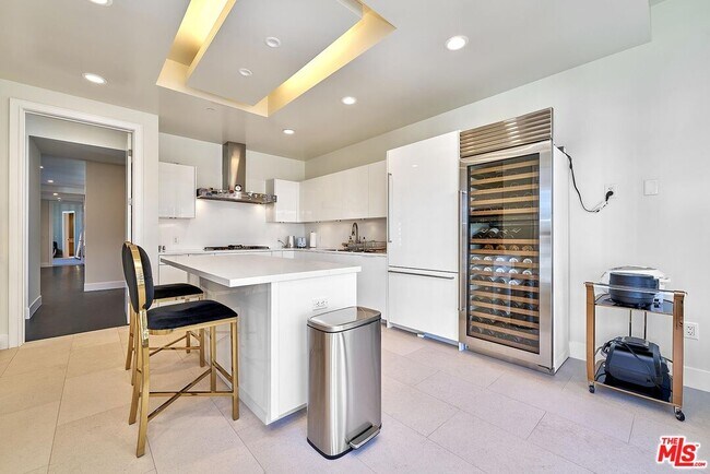 Building Photo - 10776 Wilshire Blvd