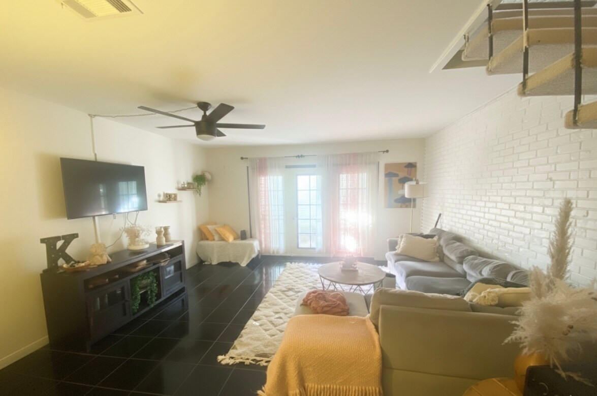 Living room: Includes furniture - 7825 Rue Saint Cyr St