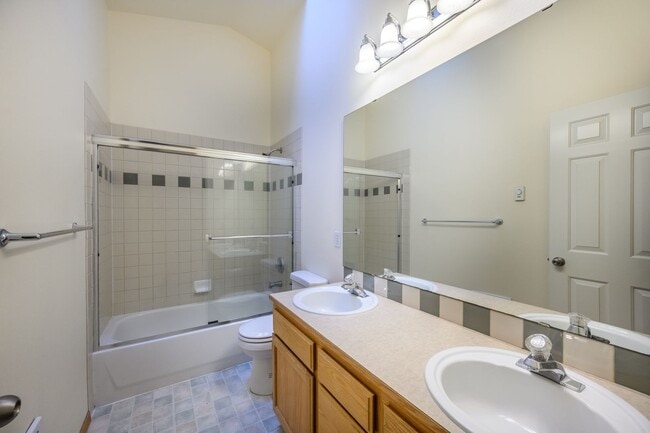Building Photo - Lake City Living at Its Best Spacious 3BR Townhome with Garage & Easy I-5 Access