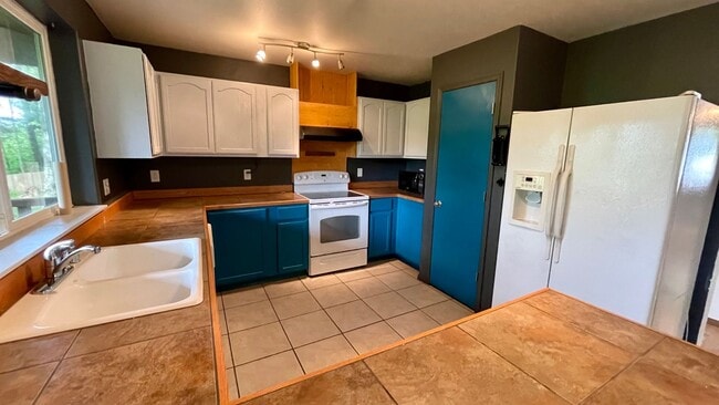 Building Photo - Large 2 Bedroom 2.5 Bath Home With Fenced Yard & Wrap Around Deck in Clearwood Community! Lake, T...