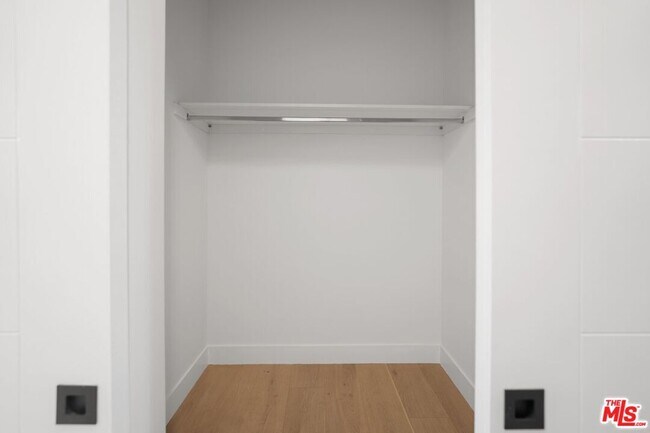 Building Photo - 735 N Gramercy Pl