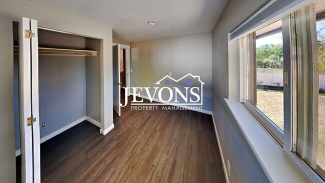 Building Photo - Near Randall Park - Charming home with two kitchens and washer/dryer included!