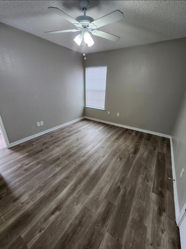 Building Photo - 3 bed 2 bath, move in ready!