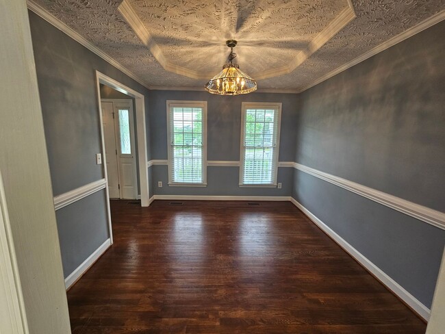 Building Photo - 4 Bedroom, 2.5 Bath Home Located in the Es...
