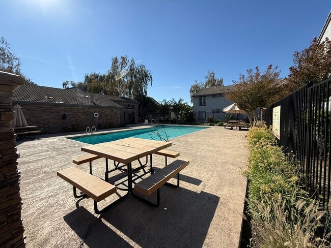 Building Photo - Parkview Condo close to shopping & Freeway!