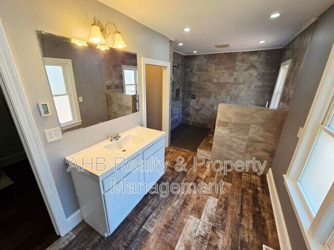 Building Photo - 422 Alamance Rd