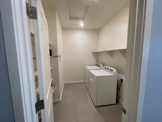 Building Photo - Modern Comfort and Convenient Living Near ...