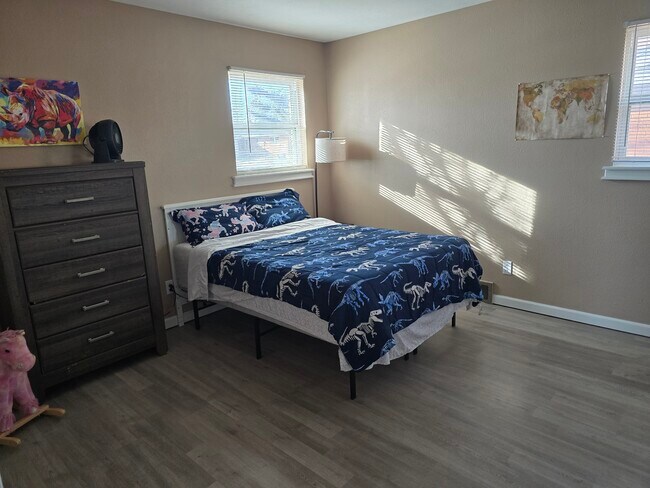 Building Photo - 1004 W Yucca Ave