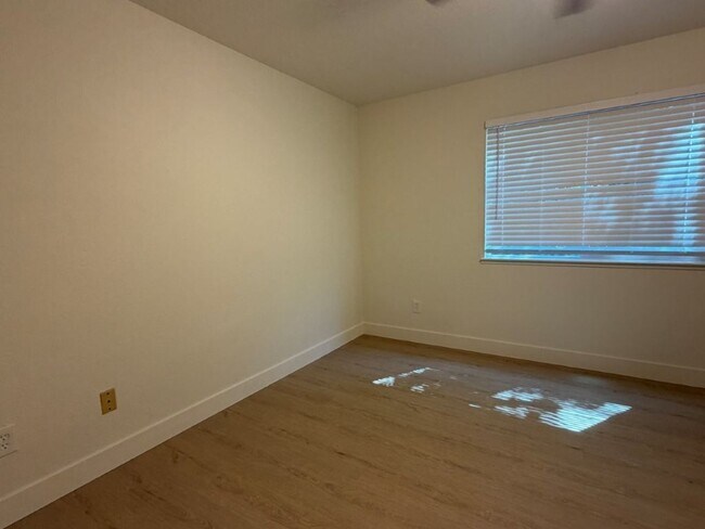Building Photo - Beautifully Remodeled 3 Bed / 2 Bath Duplex – Walk to Downtown!