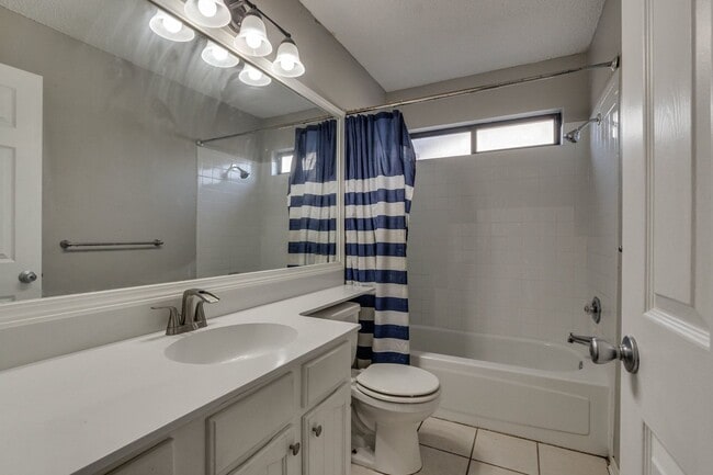 Building Photo - Spacious 3-bedroom home with bonus room, fenced yard, and 2-car garage in Country Hollow.