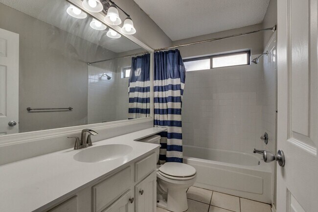 Building Photo - Three bed/two bath home near Kilpatrick turnpike