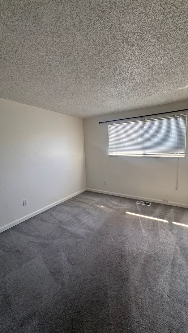 Building Photo - Yorkshire Manor 2 Bedroom Available Now!