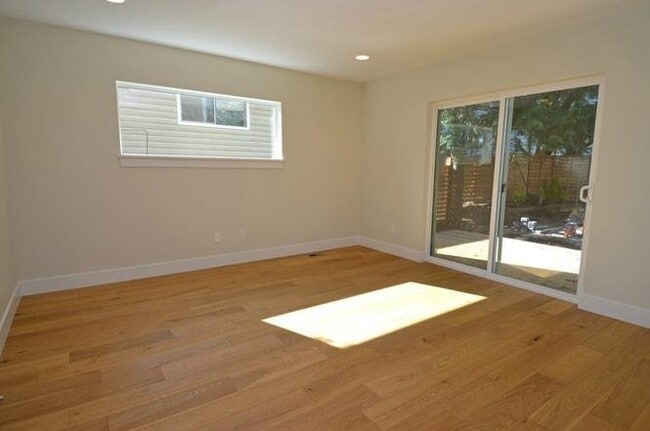 Building Photo - Spacious 5-Bedroom Home for Rent in the Maple Leaf Community