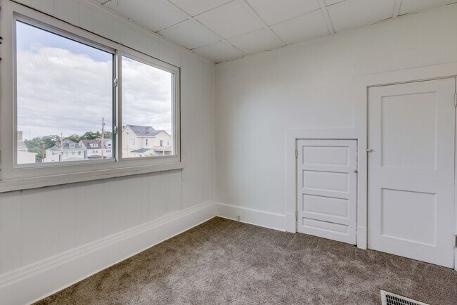 Building Photo - 2027 Eccles St