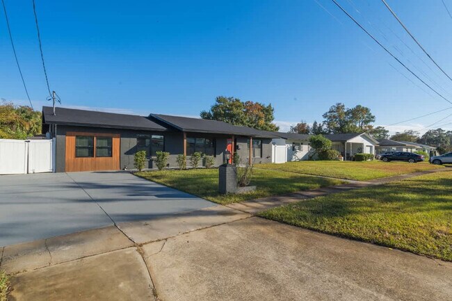 Building Photo - 3215 Crosby Ln
