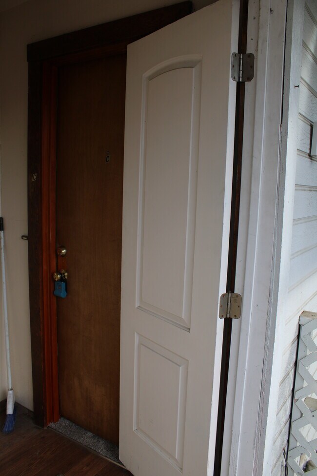 Building Photo - 412 Yakima St