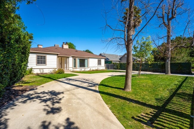 Building Photo - Single-story 3+3 in Woodland Hills w/appli...