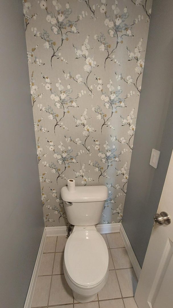 Building Photo - Spacious Townhouse w/Renovated Bathroom