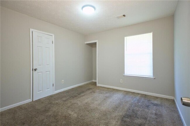 Building Photo - 2414 Leslie Brook Dr
