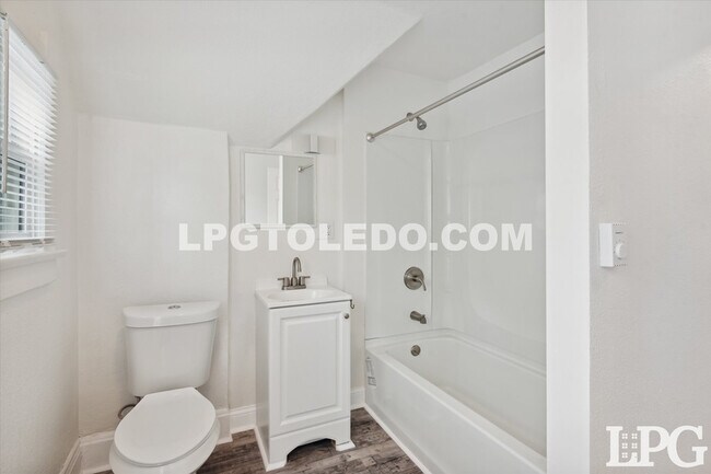 Building Photo - 4039 Vermaas Ave