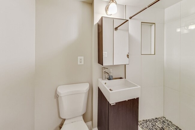 Building Photo - Beautiful TH - 4 bedroom + 3.5 BA - 7 mo -...
