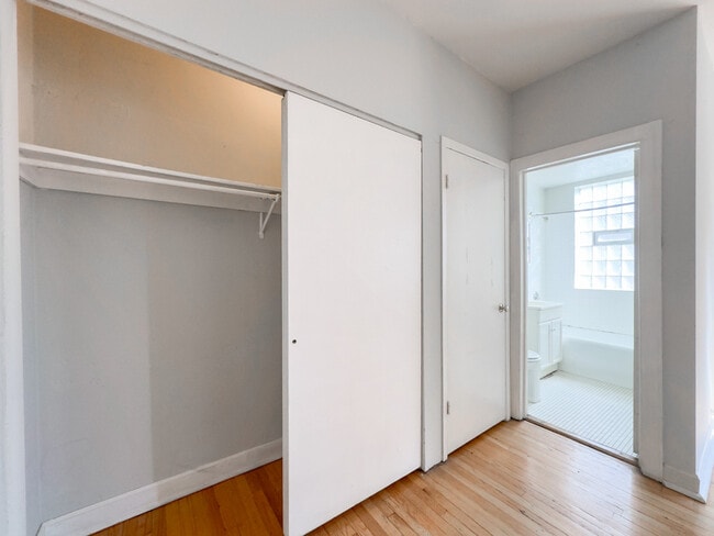 Building Photo - 1055 W George