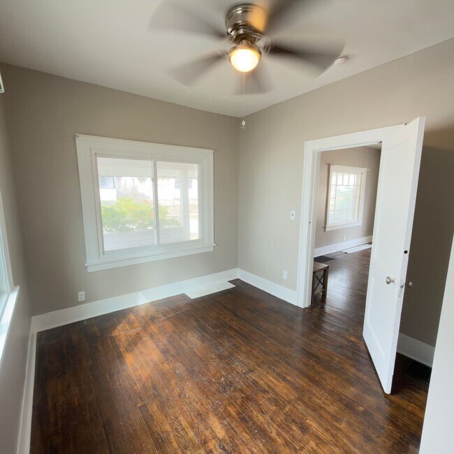 Building Photo - Charming 3 bedroom home with laundry included!