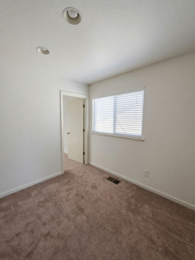 Building Photo - Spacious 4-Bedroom Home with Solar, Finished Garage, Large Pantry & Low-Maintenance Backyard in M...