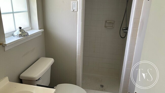 Building Photo - FALL MOVE-IN SPECIAL: 50% OFF 1st FULL MON...