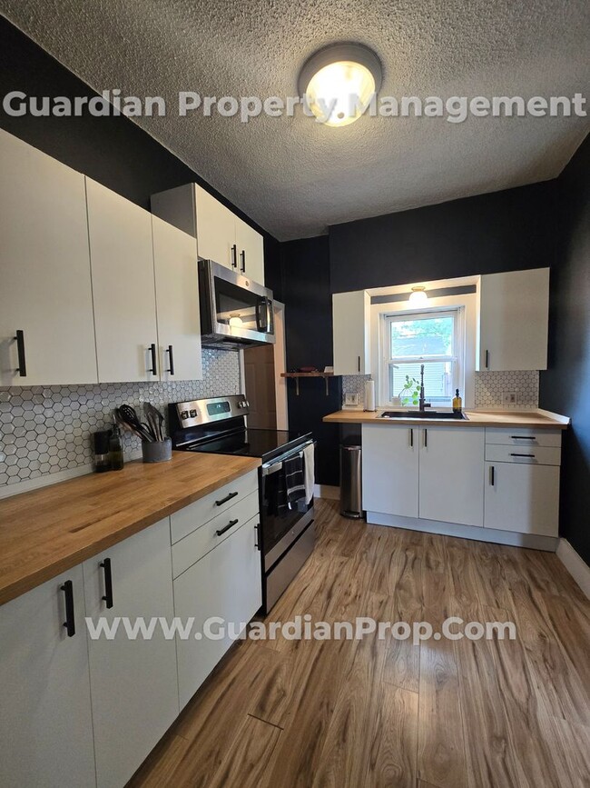 Building Photo - South Minneapolis home with living on the ...