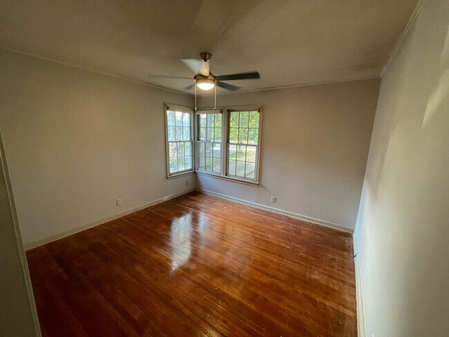 Building Photo - Just Remodeled 2 Bed, 1 Bath Home