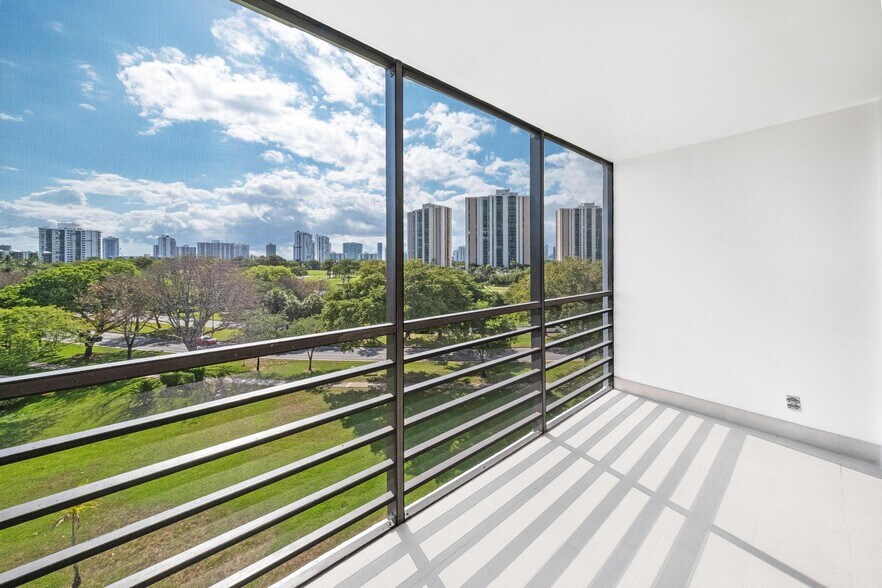Building Photo - 20400 W Country Club Dr