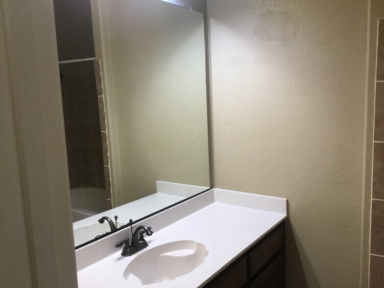 Building Photo - 4112 Chloe Ln