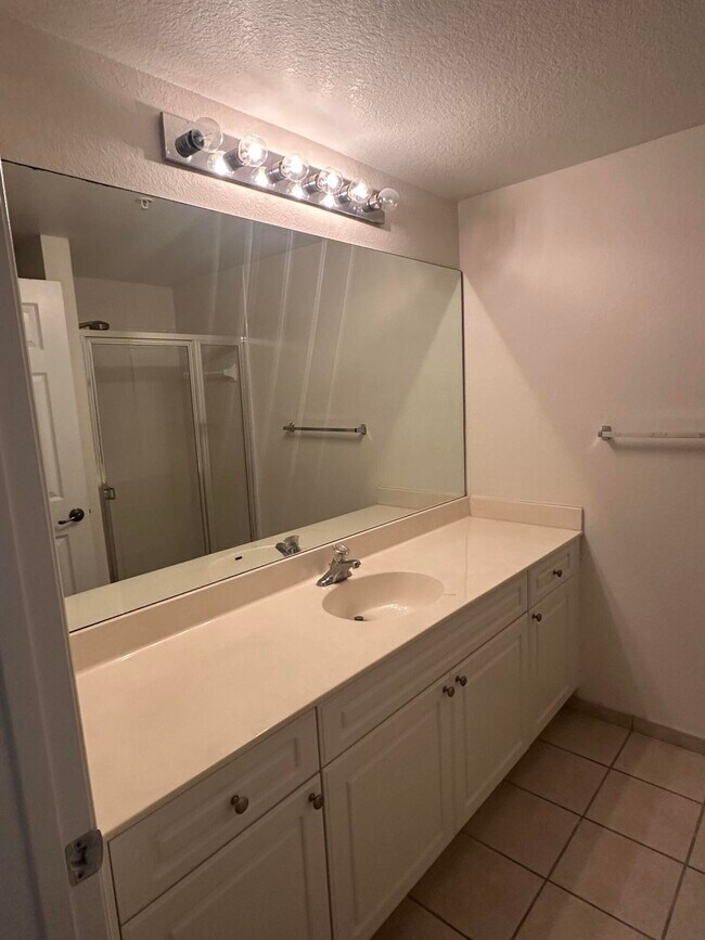 Building Photo - 3020 Alcazar Pl
