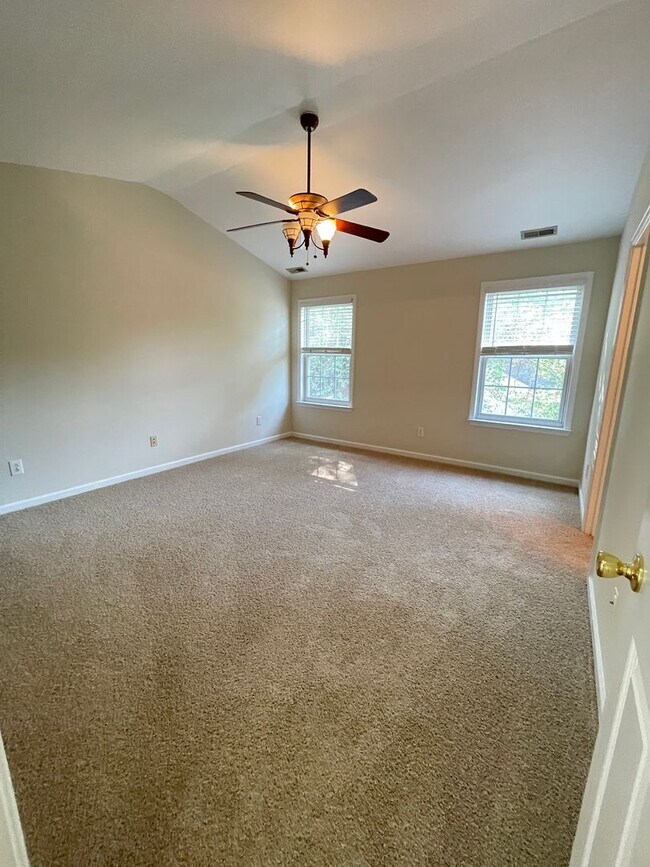Building Photo - Beautiful, updated 3br 2.5 ba home with garage, fenced-yard in Home Valley Farms Now Available!