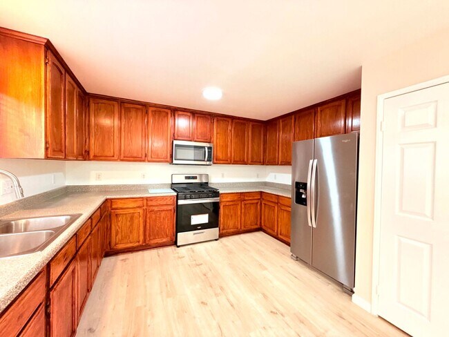 Building Photo - 762 W 21st St