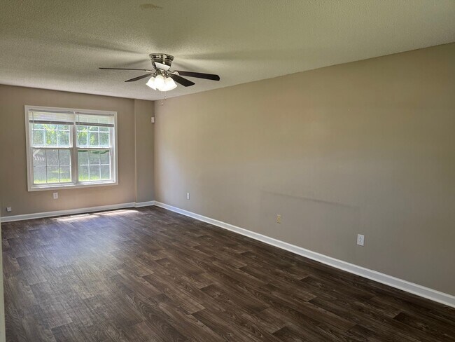 Building Photo - $1425/18 month lease or $1450/12 month lease.