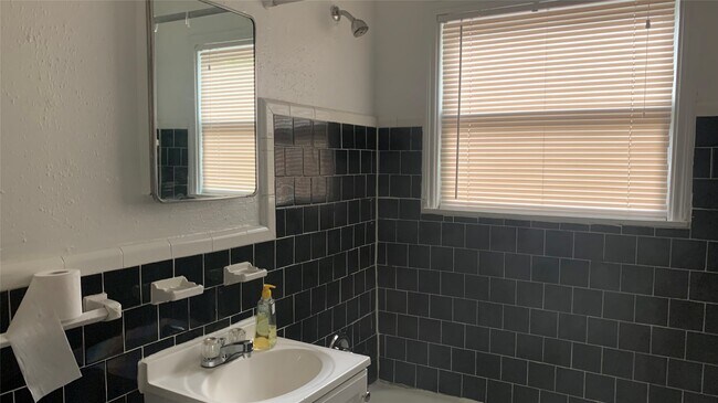 Building Photo - 4420 Roseland St