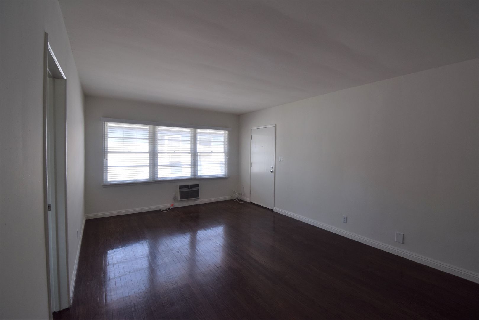 Building Photo - 11041 Moorpark St