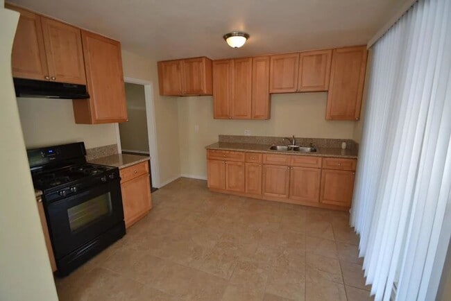 Building Photo - 10831 Rosecrans Ave
