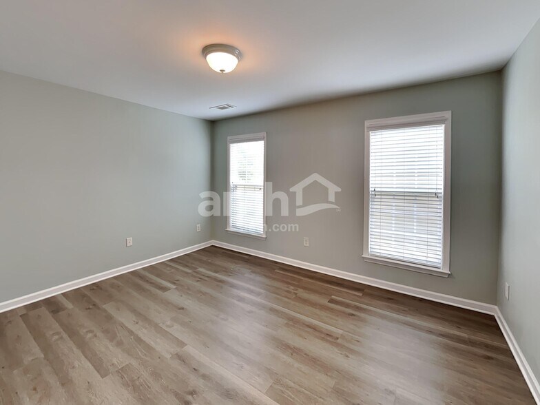 Building Photo - 811 Greenwood Crossing