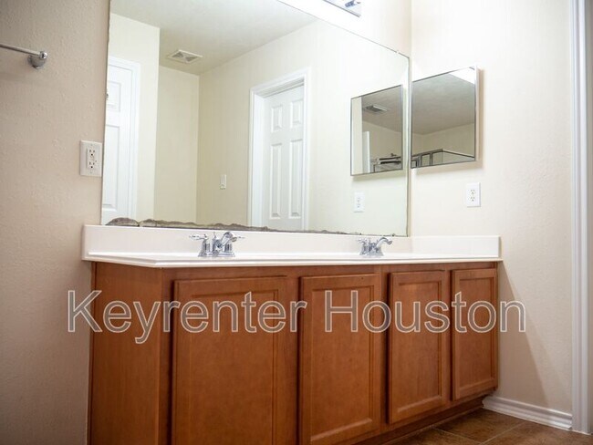 Building Photo - 47 Wickerdale Pl