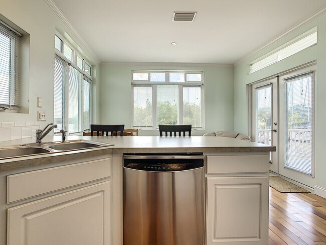 Building Photo - 631 Tahiti Ct