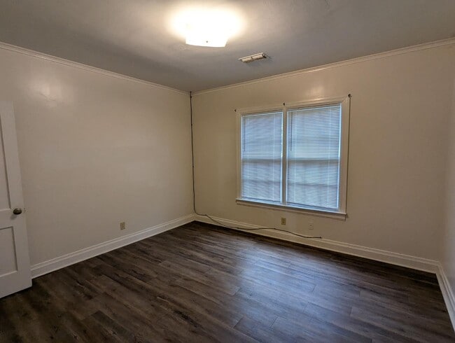 Building Photo - 904 Rosedale Ave
