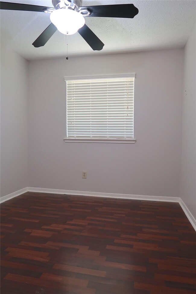 Building Photo - 7507 Sunny Oaks Way