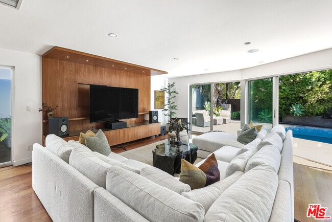 Building Photo - 3154 Queensbury Dr