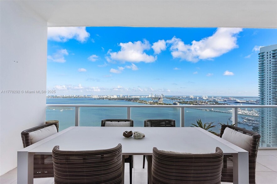 Building Photo - 2020 N Bayshore Dr