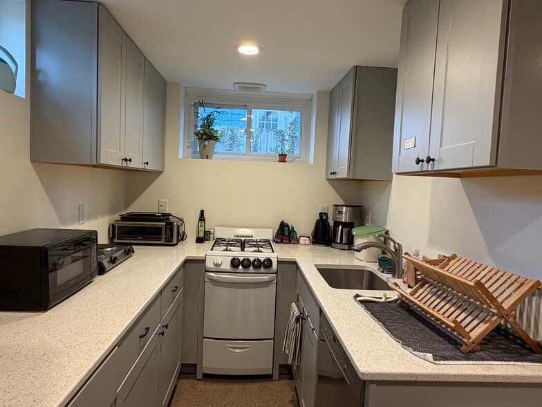 kitchen - 1622 Pear St