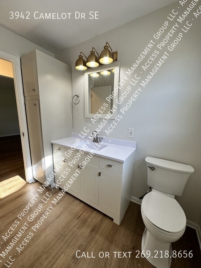 Building Photo - 3942 Camelot Dr SE