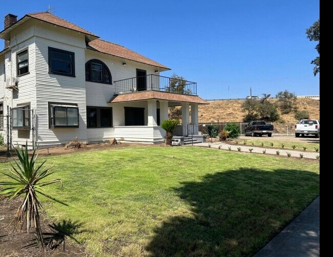 Building Photo - 345 N Van Ness Ave